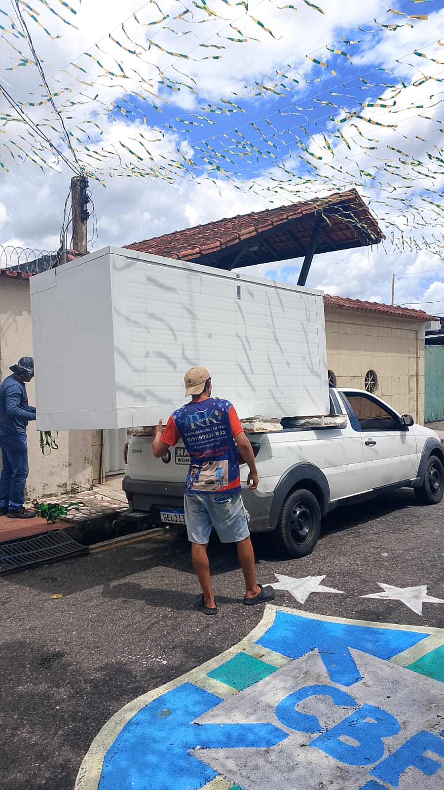 Equipe da RK Refrigeração realizando entrega e instalação de câmara fria